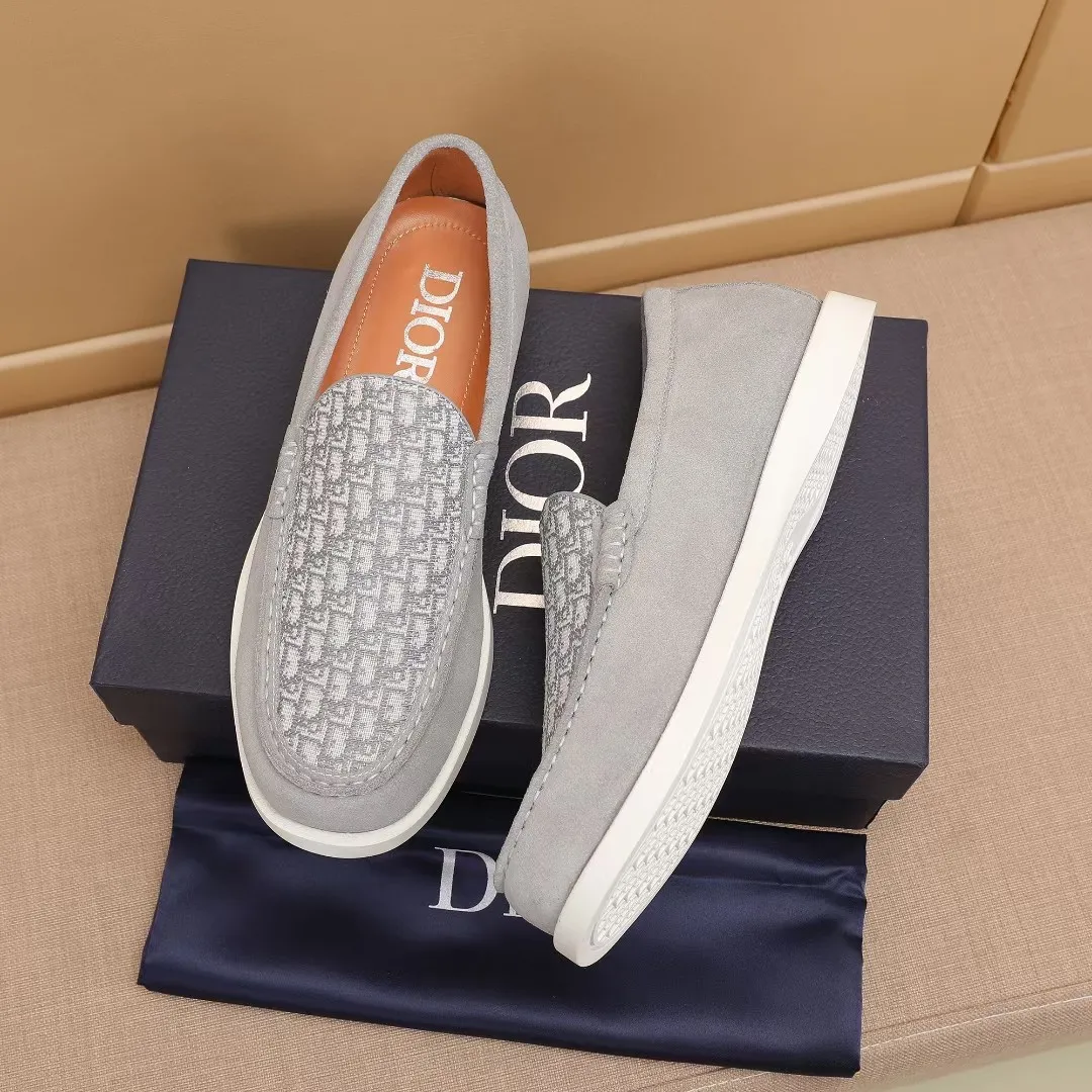 Men's Men's Shoes 💰400 [New Style] 🏍️🏍️Dior - This Dior Granville loafer is a casual dress shoe. Crafted from luxuriously soft beige suede, it features a beige Oblique print panel on the upper. The lightweight cream-white rubber sole is more sophisticated. The Dior Oblique pattern is engraved on the outsole to enhance the style, and the Dior logo is engraved on the back side. Adds elegance to any casual look.
